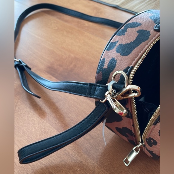 Brand New With Tags - Design Lab Cheetah Crossbody bag with wristlet attachment - Picture 3 of 4